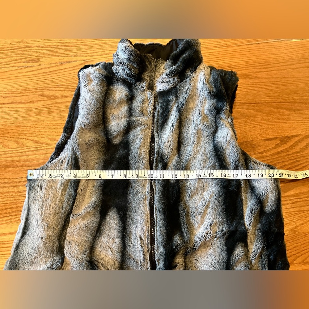 KC Collections Reversible Vest, Sz. XL, Black w/ Gray Black Faux Fur - Picture 10 of 11